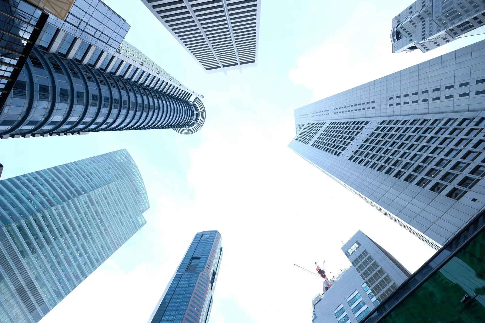 仰望都市高樓群，象徵企業與產業環境