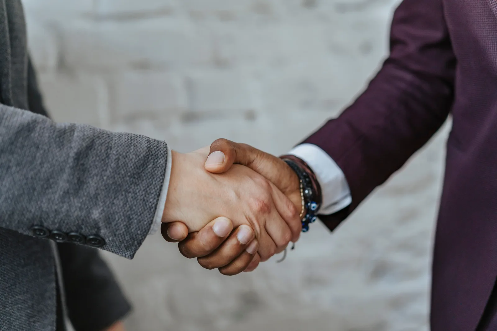 雙方握手，象徵企業與人力的媒合