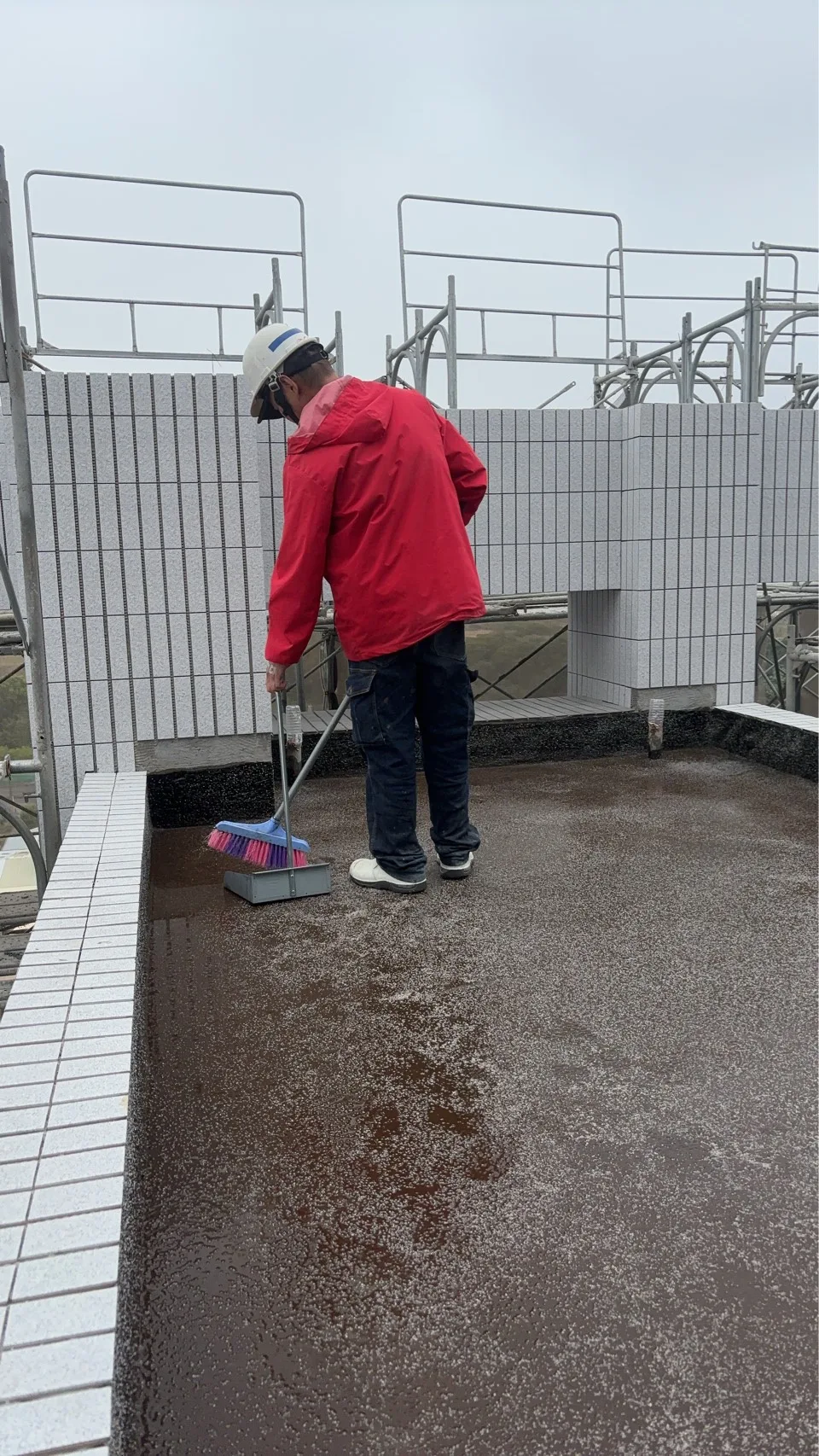 清潔人員於陽台進行粗清作業