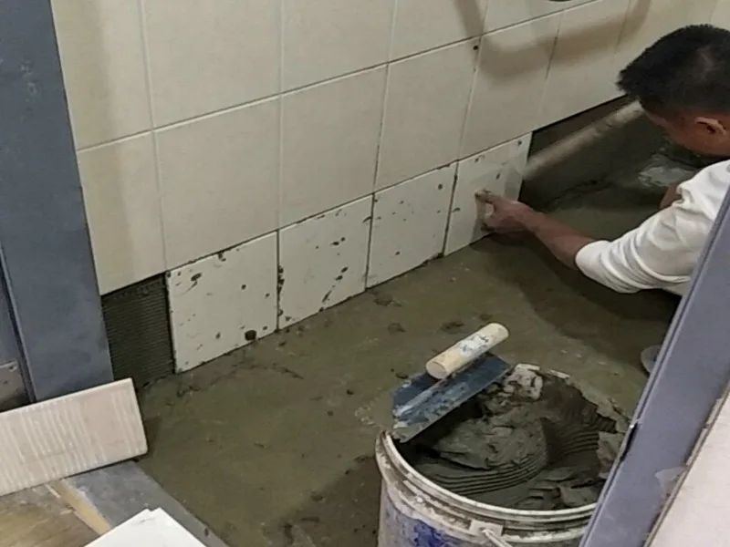 施工人員進行牆面磁磚拆除與泥作整理